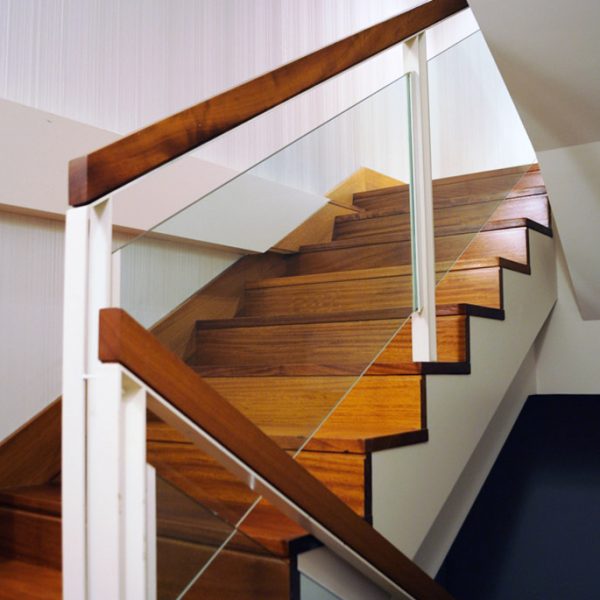 Escaleras y Pasamanos en Madera - W&o Tablemad S.A.C | Contratistas