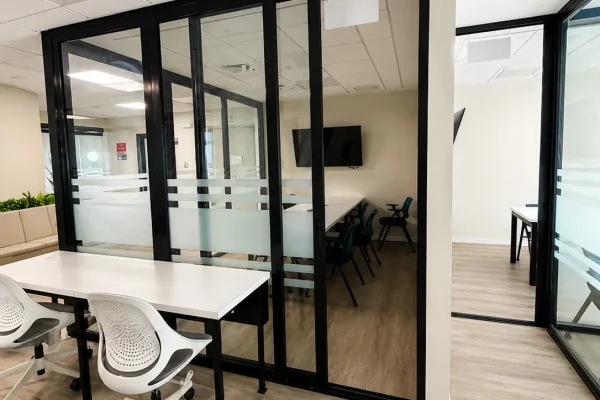 2. Mamparas de Vidrio y Cerramientos Arquitectónicos