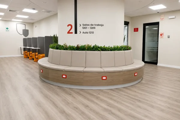 3. Instalación de Mobiliario Especializado y Equipamiento Académico